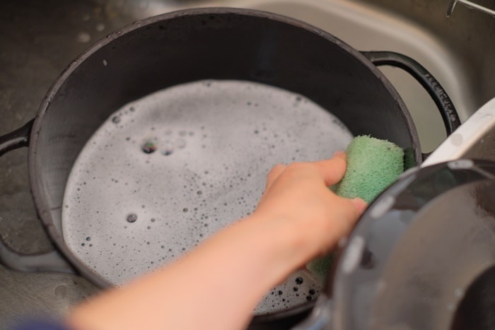 バーミキュラライスポットのお鍋を洗っている画像